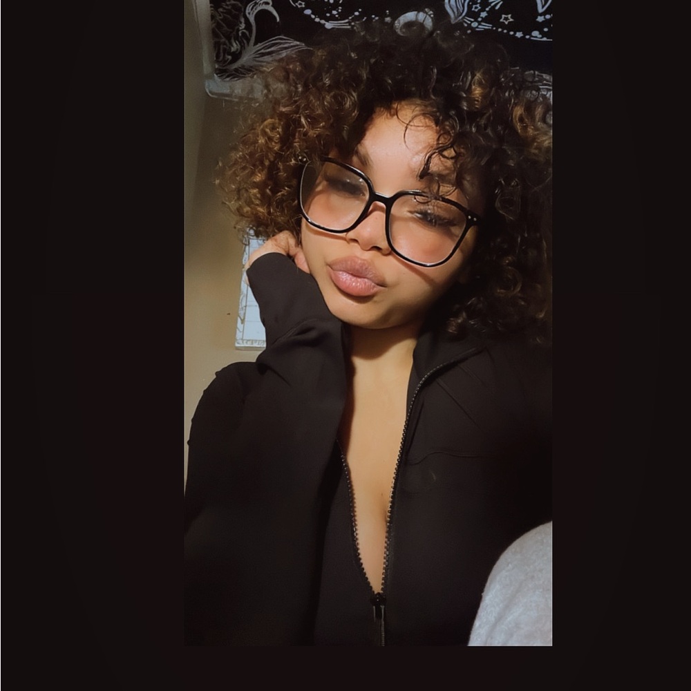 Meet your Posher, Mya